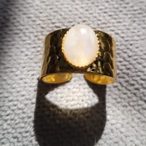 Bague martelée façon écaille, légèrement ajustable avec un cabochon en pierre de lune.