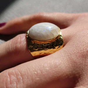 Bague martelée, légèrement ajustable avec un cabochon ovale en pierre de lune