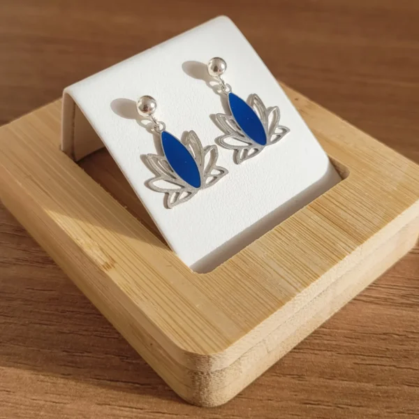 Clous d'oreilles, pendantes, en argent, avec fleur de lotus bleue