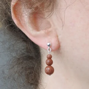 Clous d'oreilles, pendants, avec une tige contenant 3 boules de tailles différentes, faites en pierres de lune synthétiques