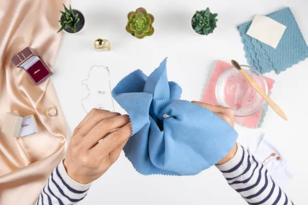 Nettoyer et entretenir son bijou avec une chamoisine