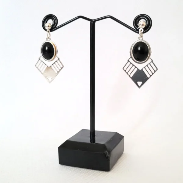 Boucles d'oreilles argentées pendantes avec cabochon ovale noir en verre et triangle argenté ajouré