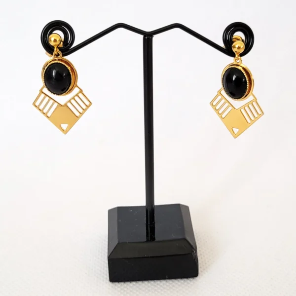 Boucles d'oreilles dorées pendantes avec cabochon ovale noir en verre et triangle doré ajouré