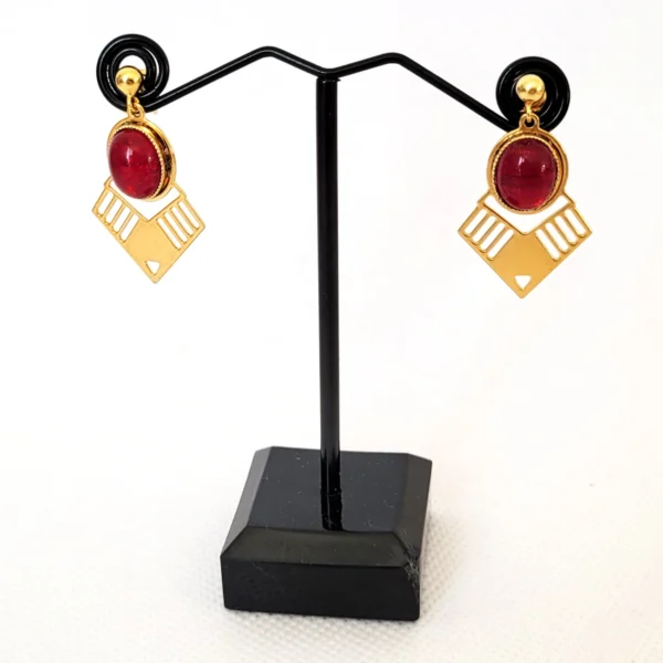 Boucles d'oreilles dorées pendantes avec cabochon ovale rouge en verre et triangle doré ajouré