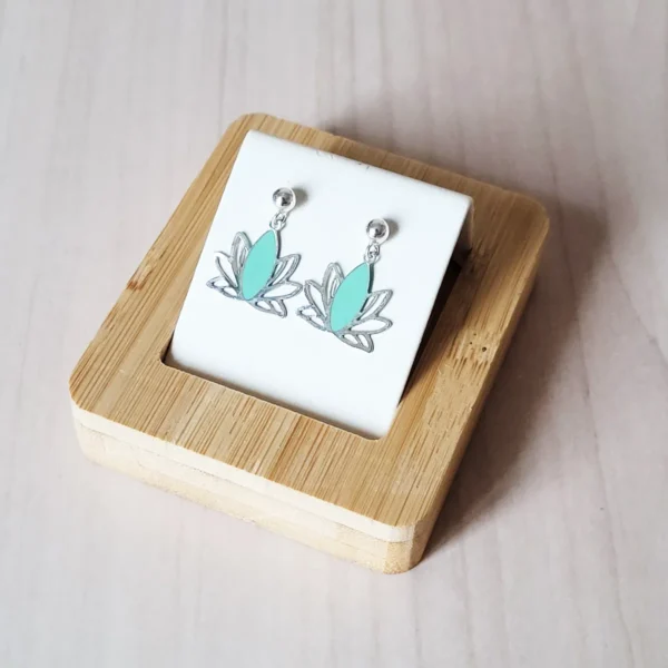 Clous d'oreilles argentés pendantes avec un lotus ajouré couleur menthe