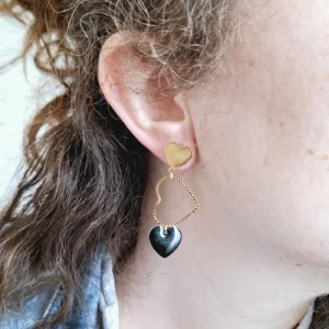 Boucles d'oreilles clous portées coeur argenté coeur noir