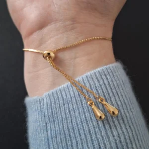 bracelet doré et pierre de lune avec ses pampilles