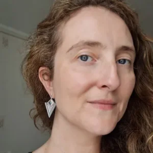 Boucles d'oreilles pendantes argentées en forme de triangle avec un cabochon gris foncé