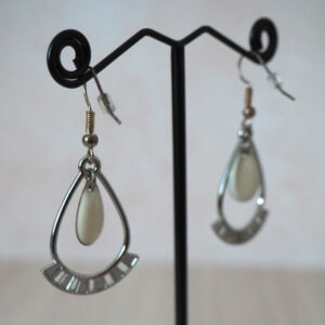 Boucles d'oreilles pendantes argentées avec des pampilles blanches et caoutchoucs stoppeurs