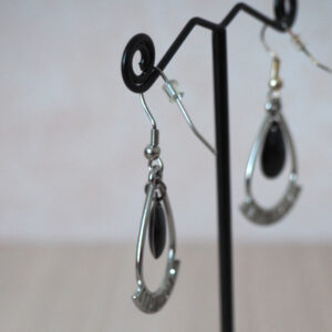 Boucles d'oreilles pendantes argentées avec des pampilles noires et caoutchoucs stoppeurs