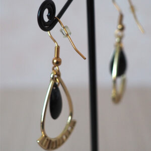 Boucles d'oreilles pendantes dorées avec des pampilles noires et caoutchoucs stoppeurs